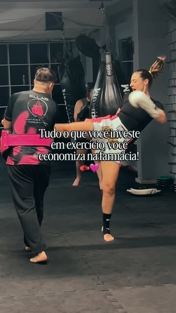 Aluna treinando chute com o professor na ELLAS