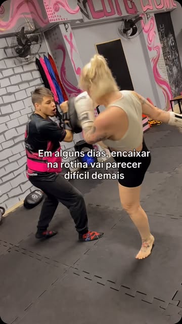 Duas alunas treinando golpes na ELLAS