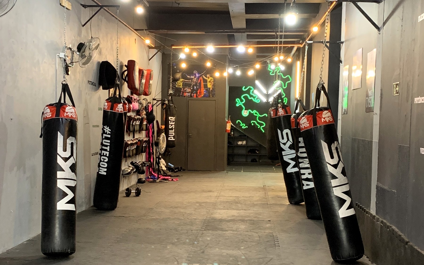 Corredor de treino com sacos de pancada