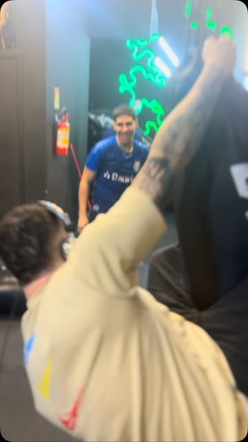 Aluna treinando com professor