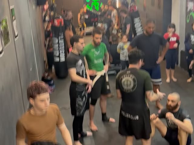 Treino em grupo lotado na Telles Club