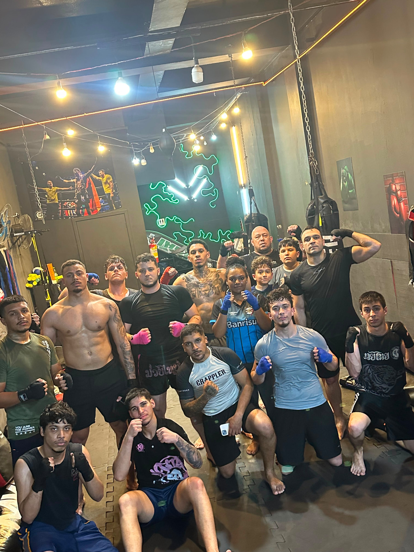 Turma cheia de alunos adultos e criancas na Telles Club