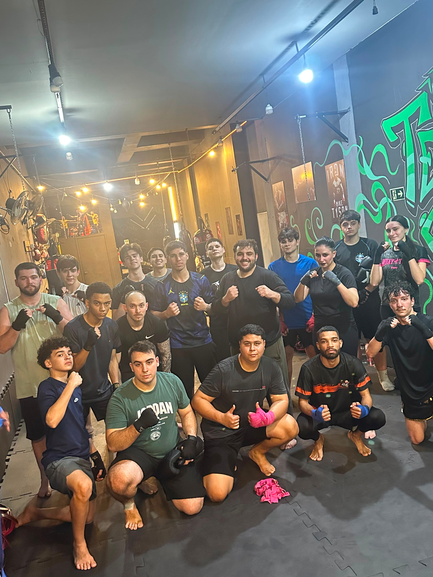 Turma numerosa posando no corredor de treino da Telles Club